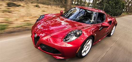 Auto rojo marca Alfa Romeo deportivo en carretera