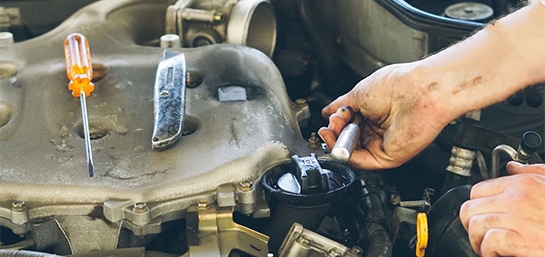 Mecanico realizando la decarbonizacion del motor de un auto